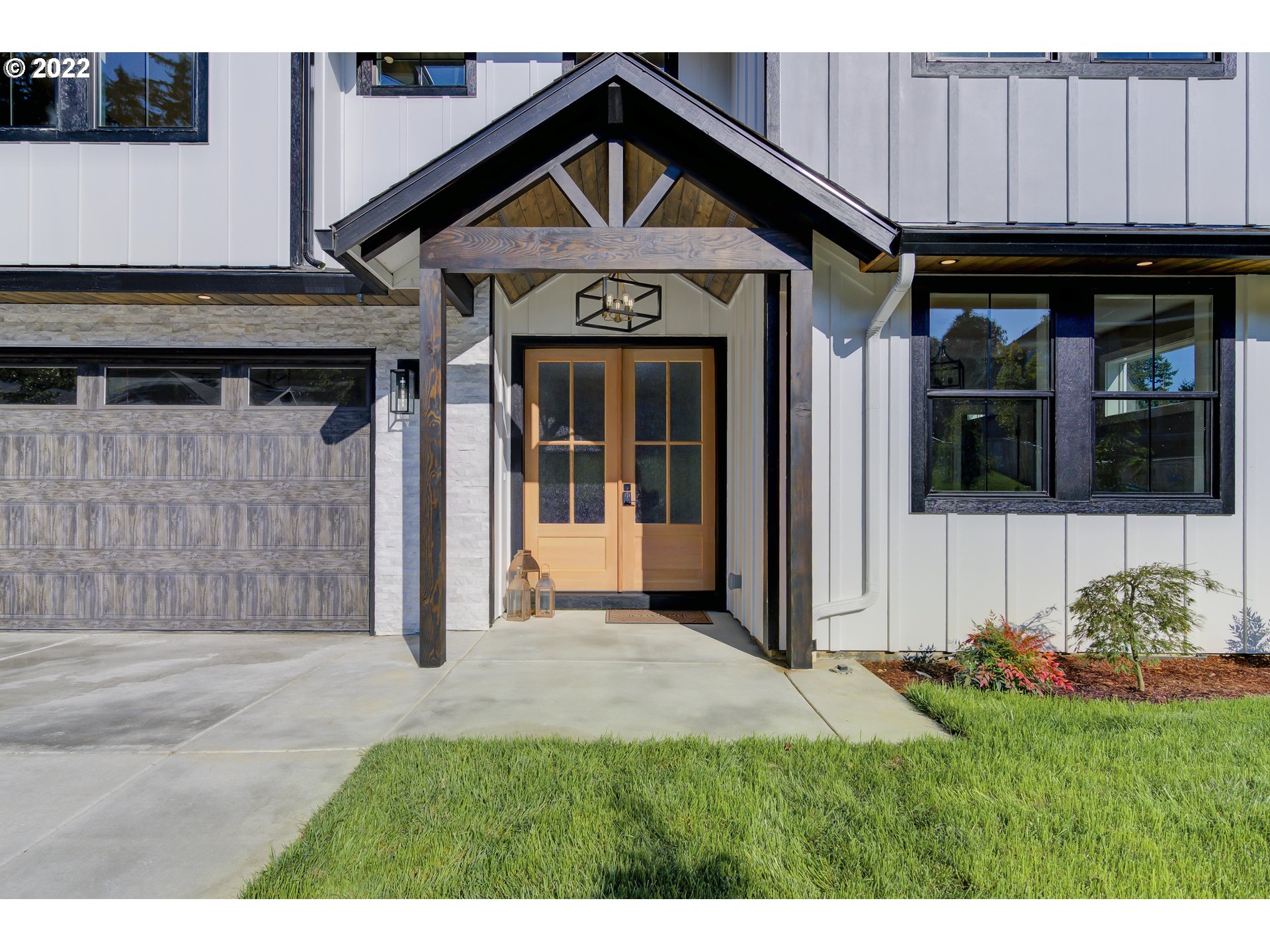 700 South 19th Place Ridgefield, WA 98642 - Photo 4 of 32 a view of a front of a house and garage