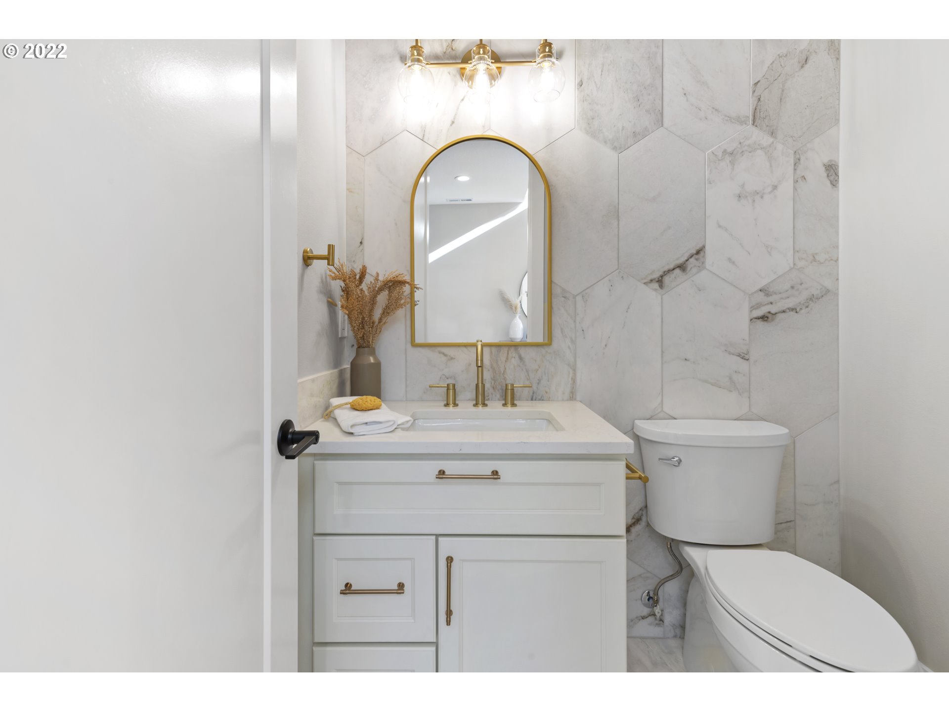 700 South 19th Place Ridgefield, WA 98642 - Photo 6 of 32 a bathroom with a sink toilet and mirror