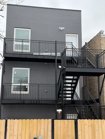 $2,595 | 2622 West Adams Street, Unit 3, Chicago, IL 60612