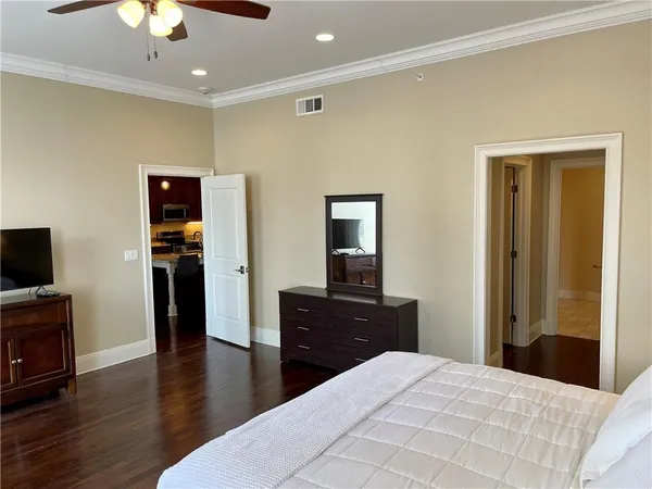 $5,025 | 210 Baronne Street, Unit 1807, New Orleans, LA 70112