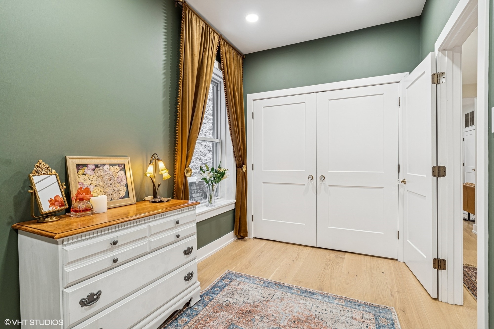 5103 North Clark Street, Unit 2 Chicago, IL 60640 - Photo 13 of 21 a view of room with hardwood floor and cabinet