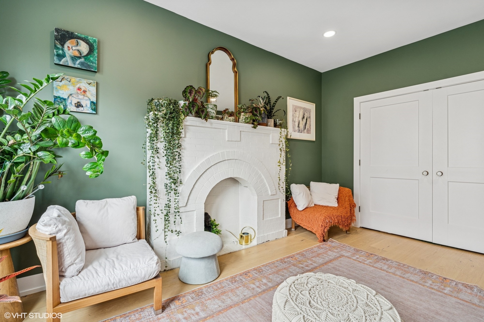 5103 North Clark Street, Unit 2 Chicago, IL 60640 - Photo 18 of 21 a living room with furniture and a potted plant