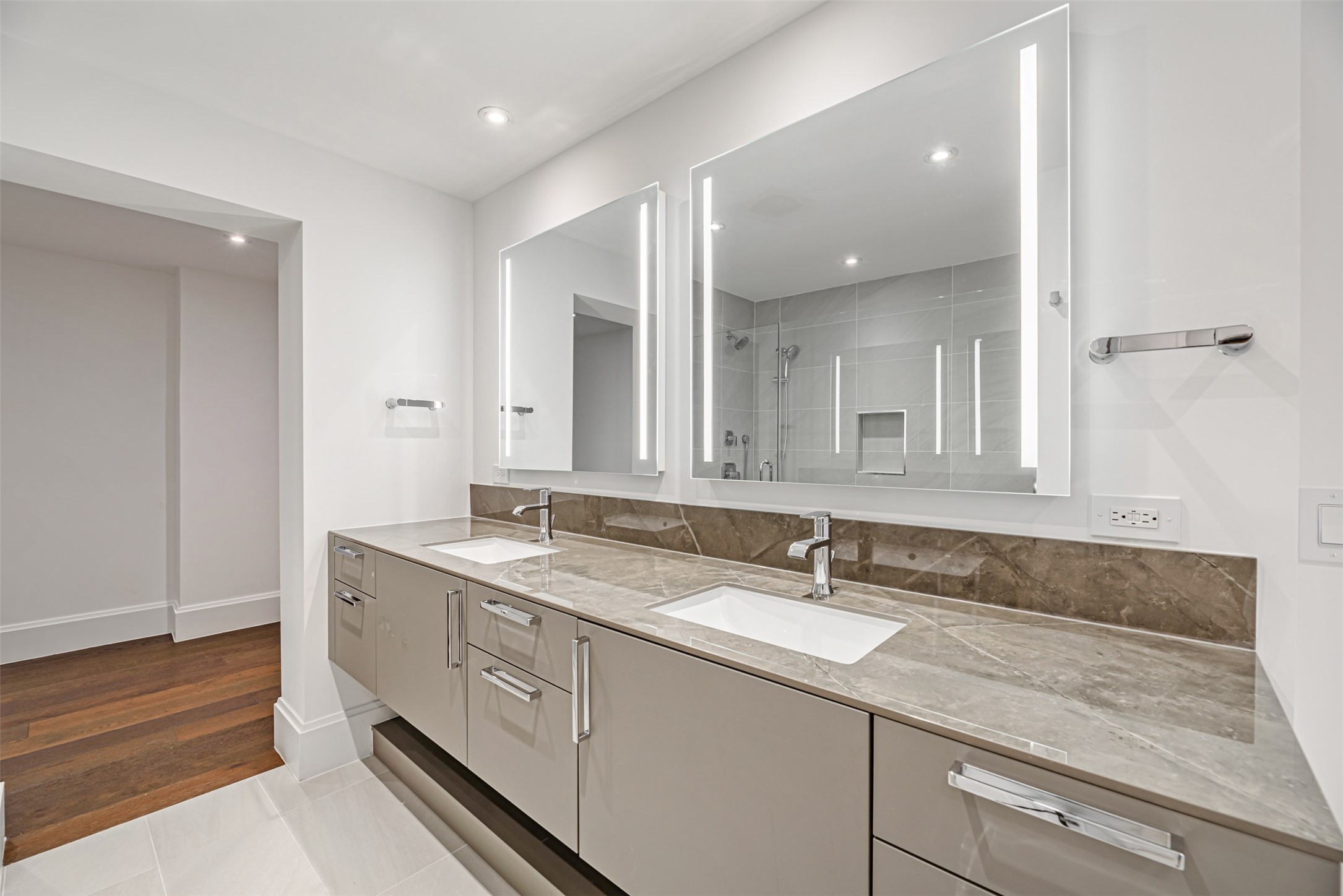 1701 Hermann Drive, Unit 34L Houston, TX 77004 - Photo 21 of 37 a bathroom with a sink and a mirror