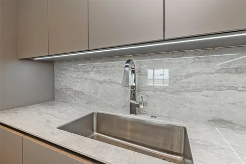 $1,119,000 | 1701 Hermann Drive, Unit 34L, Houston, TX 77004