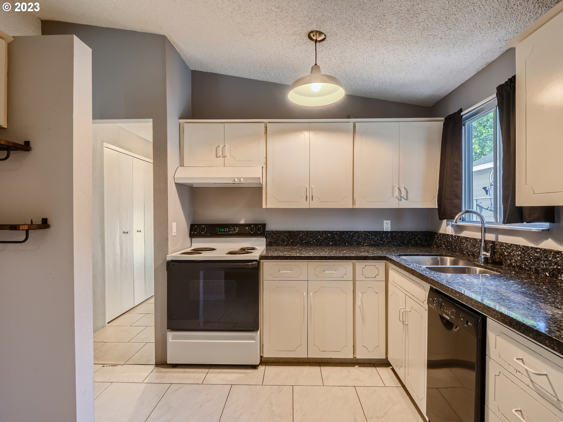 6402 Southeast 57th Avenue Portland, OR 97206 - Photo 10 of 35