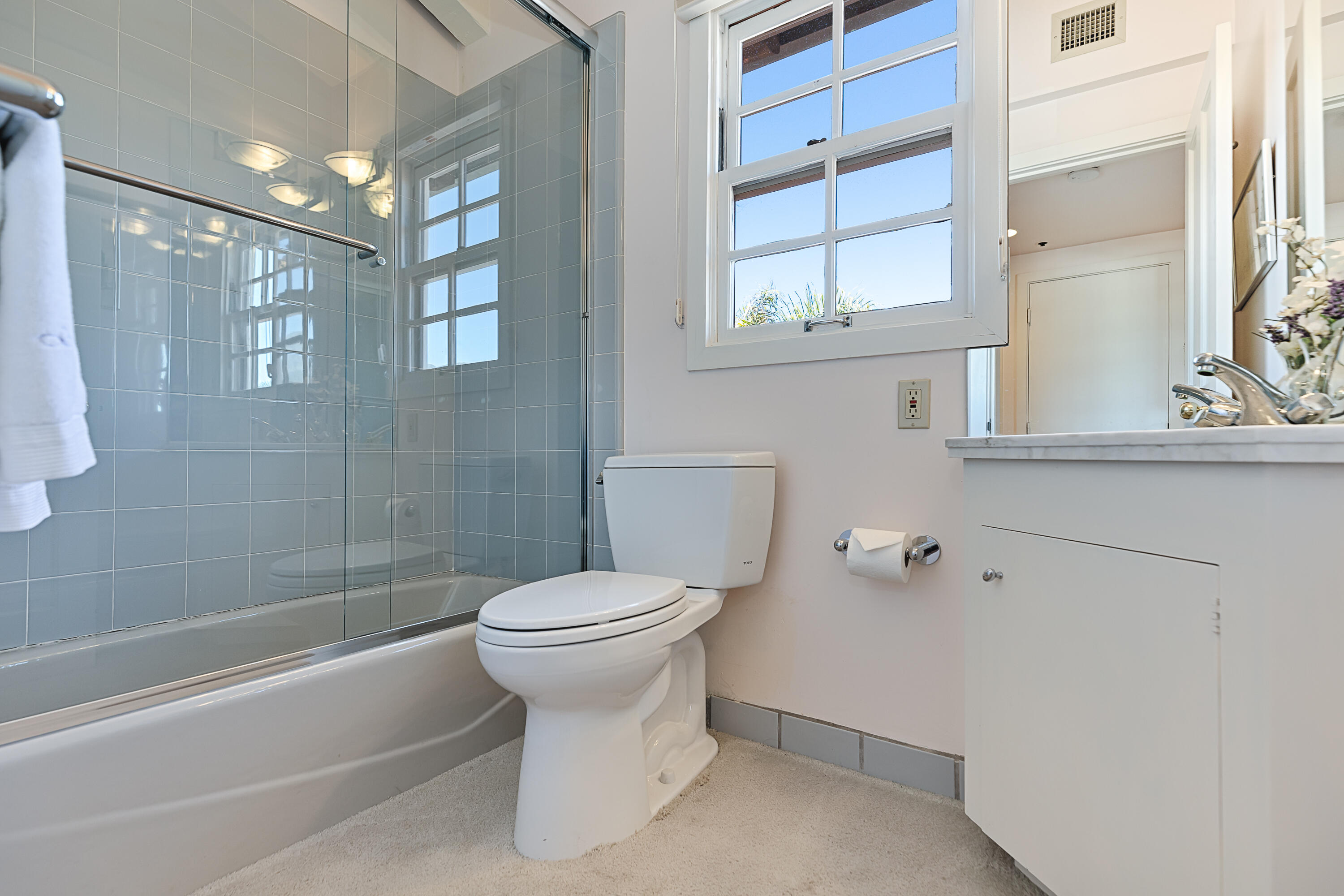 1525 State Street, Unit 306 Santa Barbara, CA 93101 - Photo 16 of 28 2nd Hall Bathroom with tub/shower