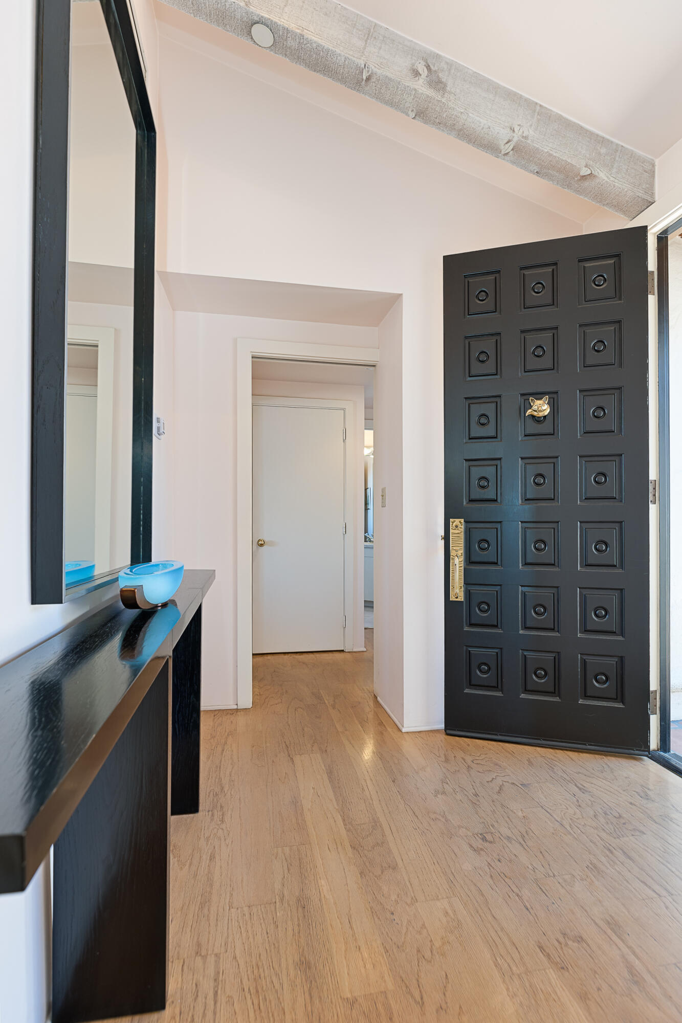 1525 State Street, Unit 306 Santa Barbara, CA 93101 - Photo 4 of 28 Entryway