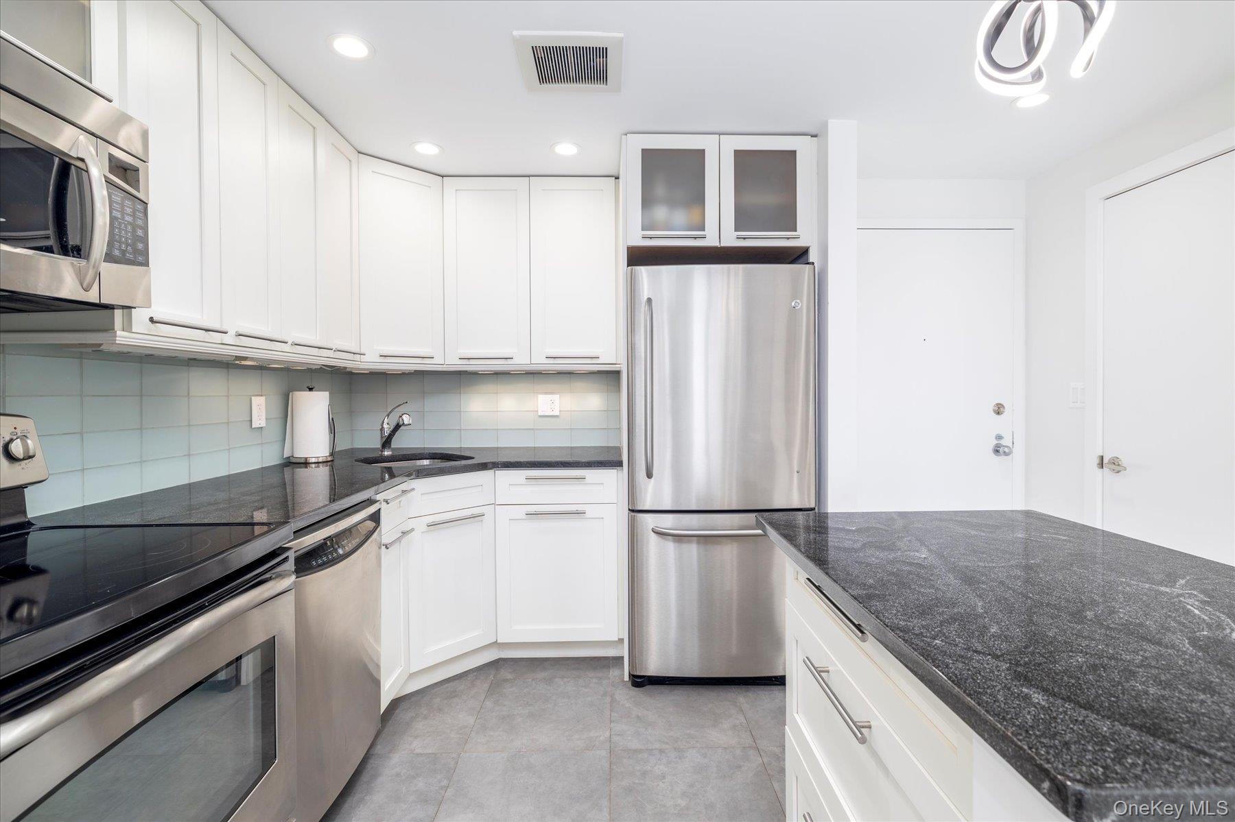 450 West Broadway, Unit 3F Long Beach, NY 11561 - Photo 9 of 23 Gallery Image 9