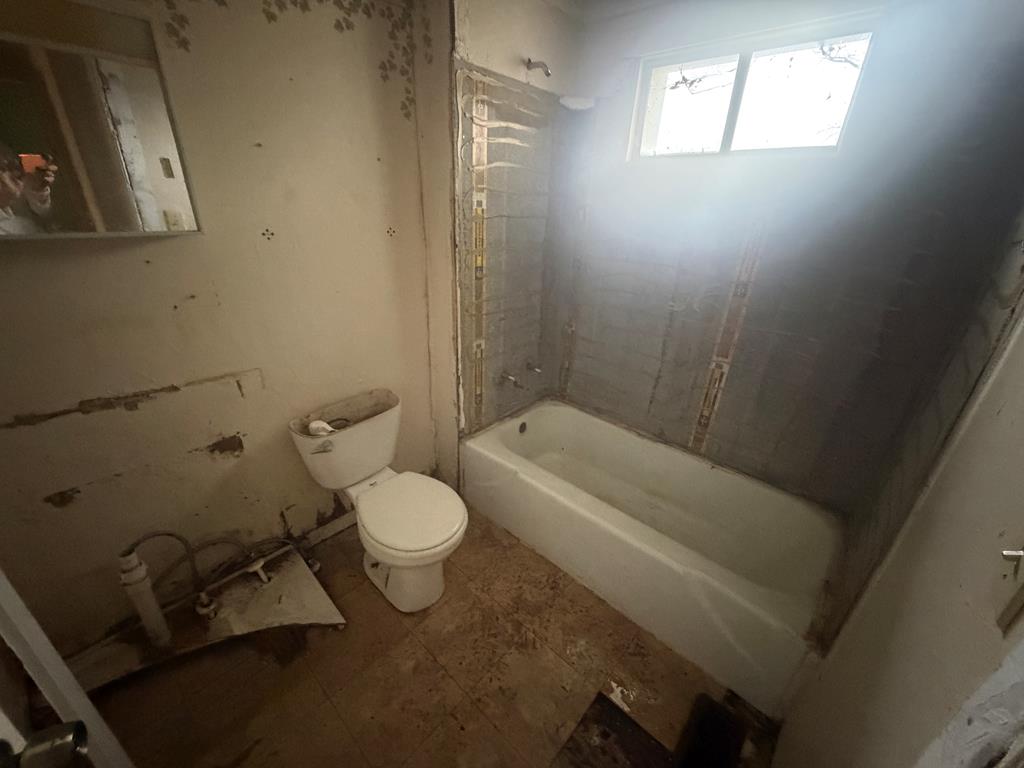 316 Lake Drive Morganton, GA 30560 - Photo 17 of 41 a bathroom with a toilet a sink and bathtub