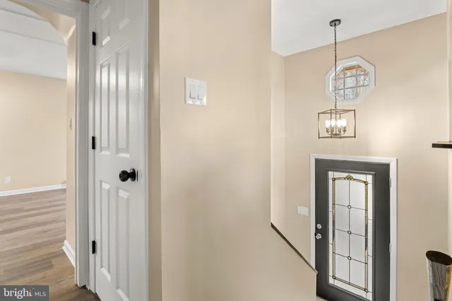 a view of entryway with livingroom