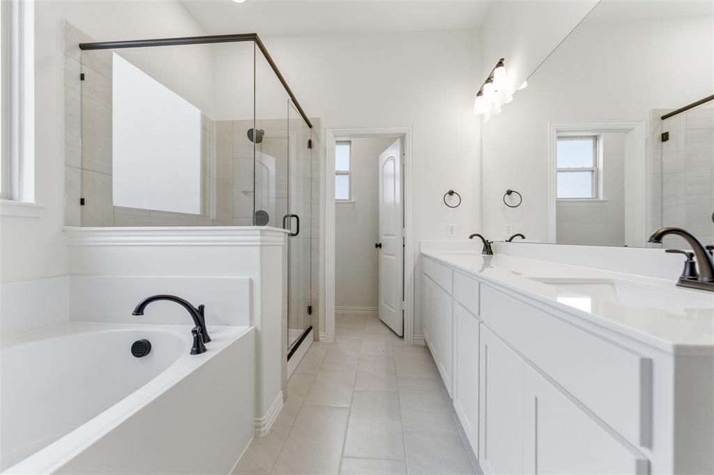 114 Brandywine Trail Rhome, TX 76078 - Photo 18 of 27 a spacious bathroom with a tub sink and mirror