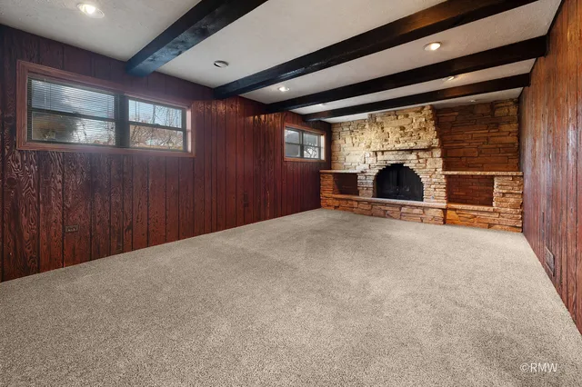 $375,000 | 1800 North Iris Drive, Palatine, IL 60074