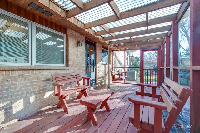 $375,000 | 1800 North Iris Drive, Palatine, IL 60074