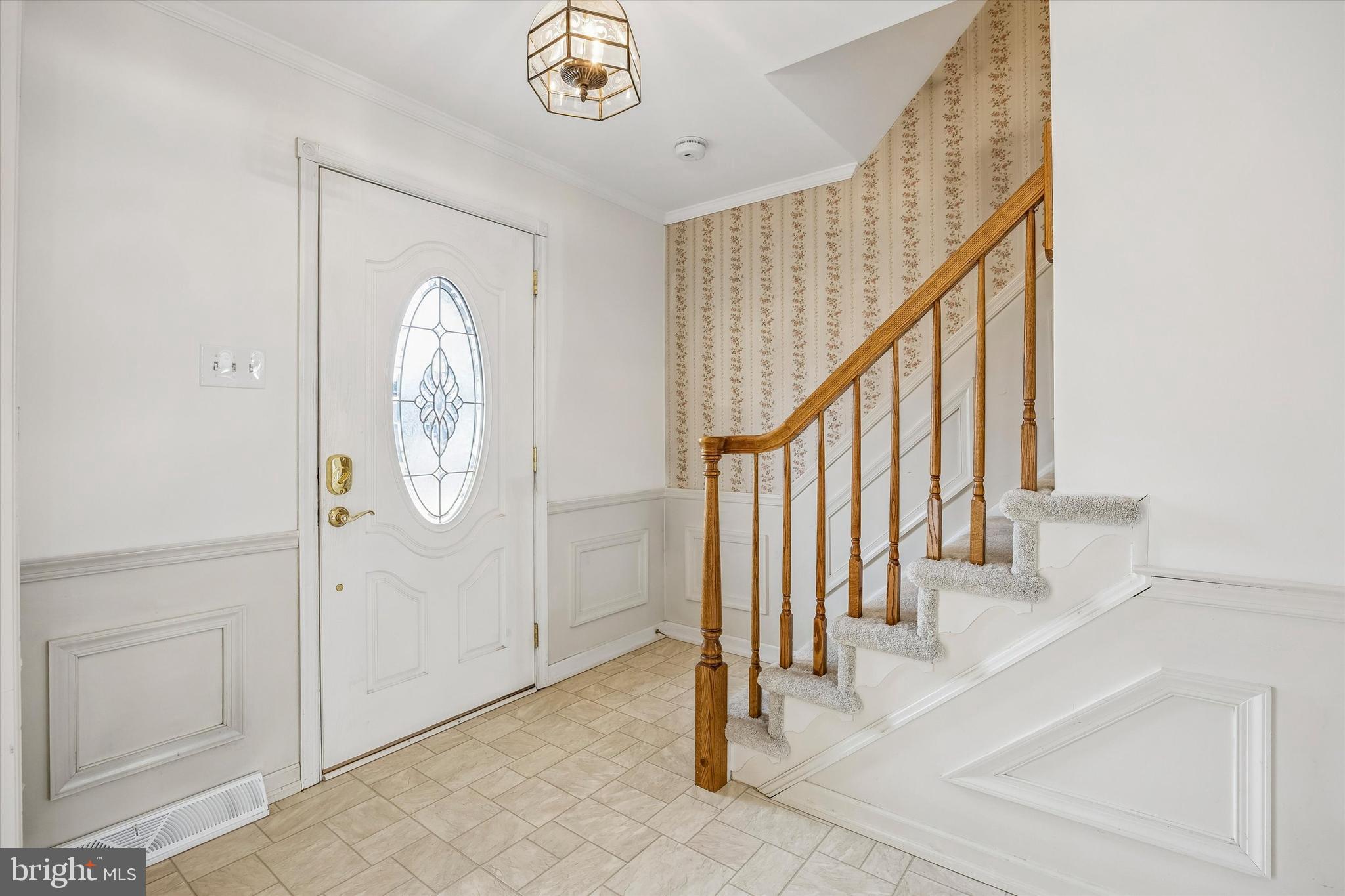 34 White Birch Road Blackwood, NJ 08012 - Photo 5 of 39 Charming foyer with waitscoting