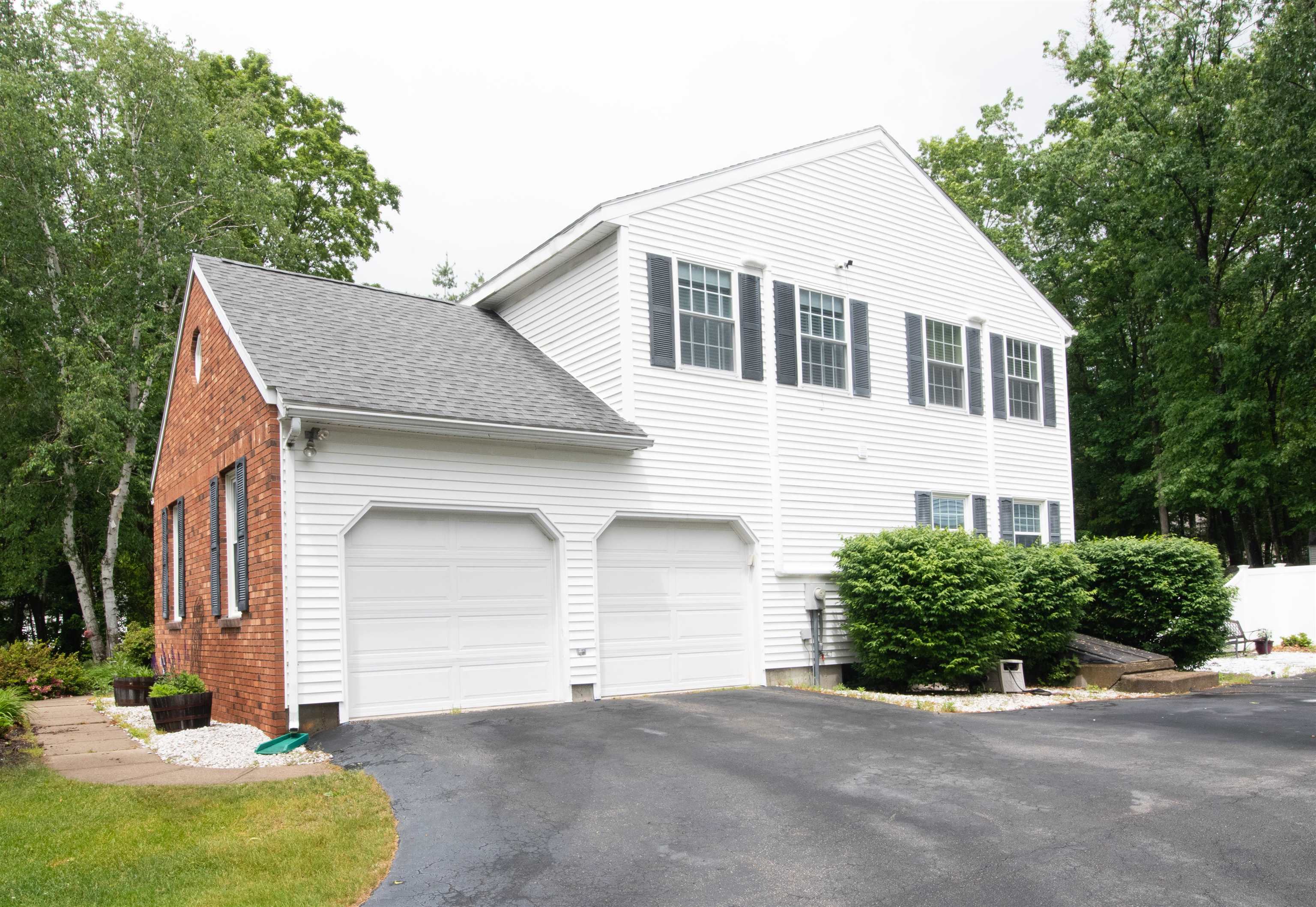 338 Lucas Road Manchester, NH 03109 - Photo 2 of 36