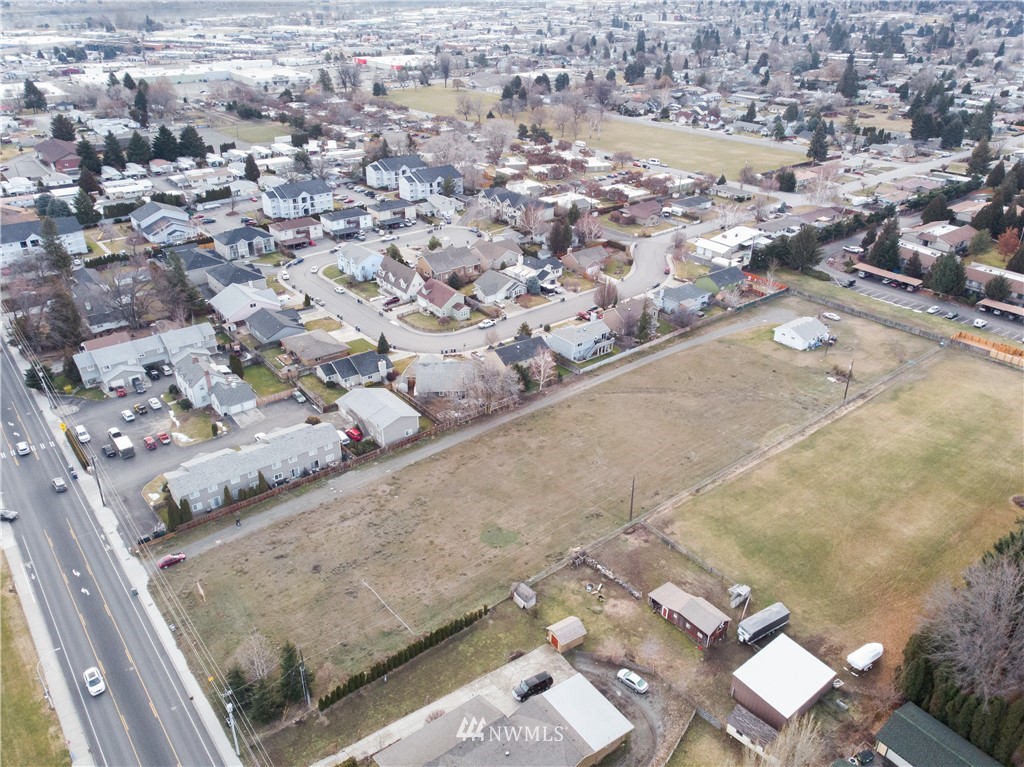 1415 Maple Street Wenatchee, WA 98801 - Photo 8 of 12 a view of a city from a terrace