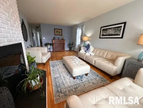 $229,900 | 2 Mary Lane, Jacksonville, IL 62650