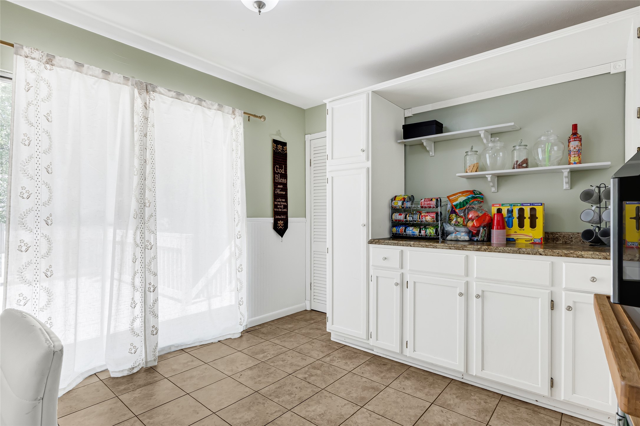 23419 Bayleaf Drive Spring, TX 77373 - Photo 9 of 23 Butler station with built in cabinets.