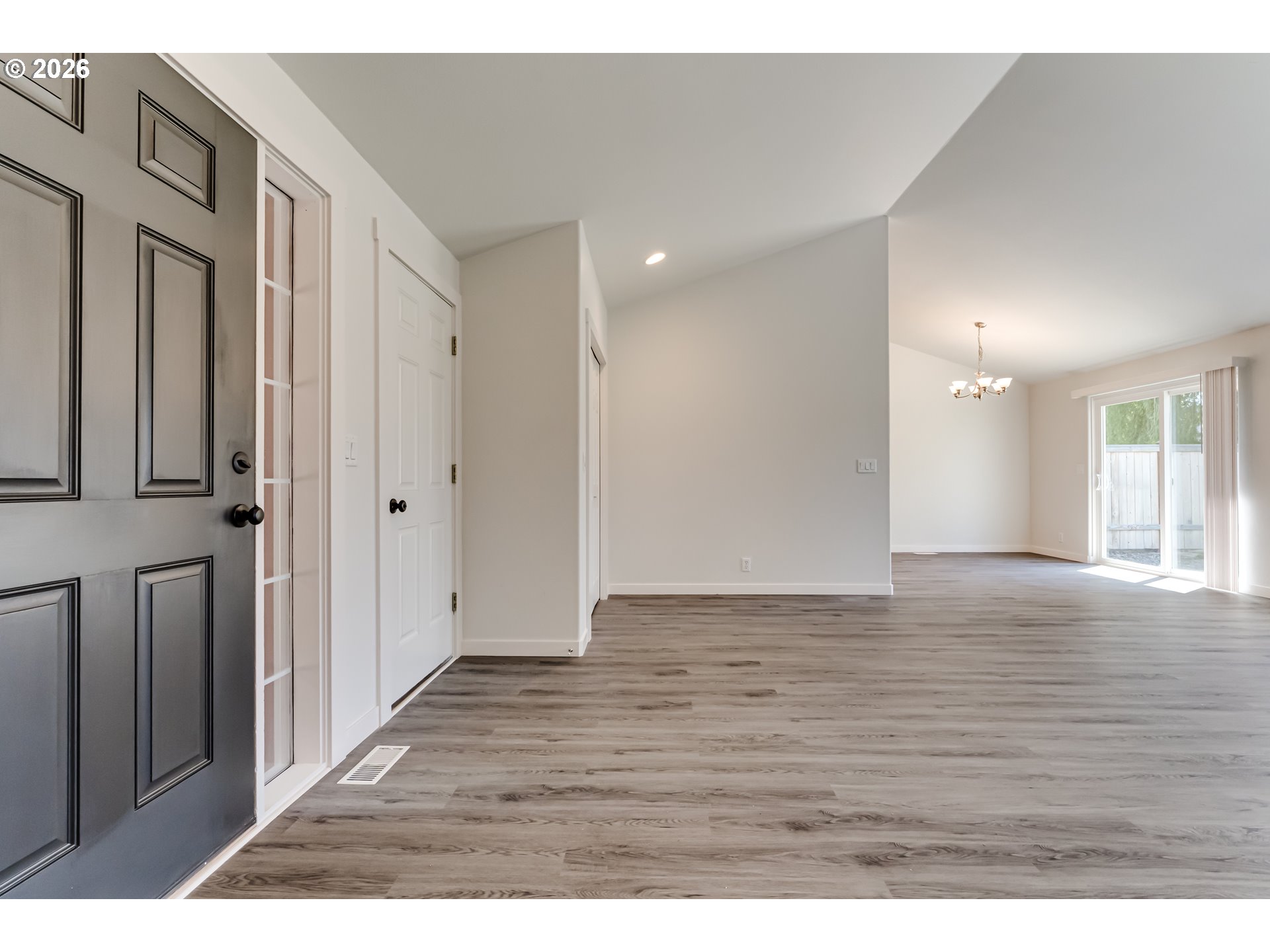 6084 Rombauer Road Eugene, OR 97402 - Photo 14 of 19 Entrance/Foyer