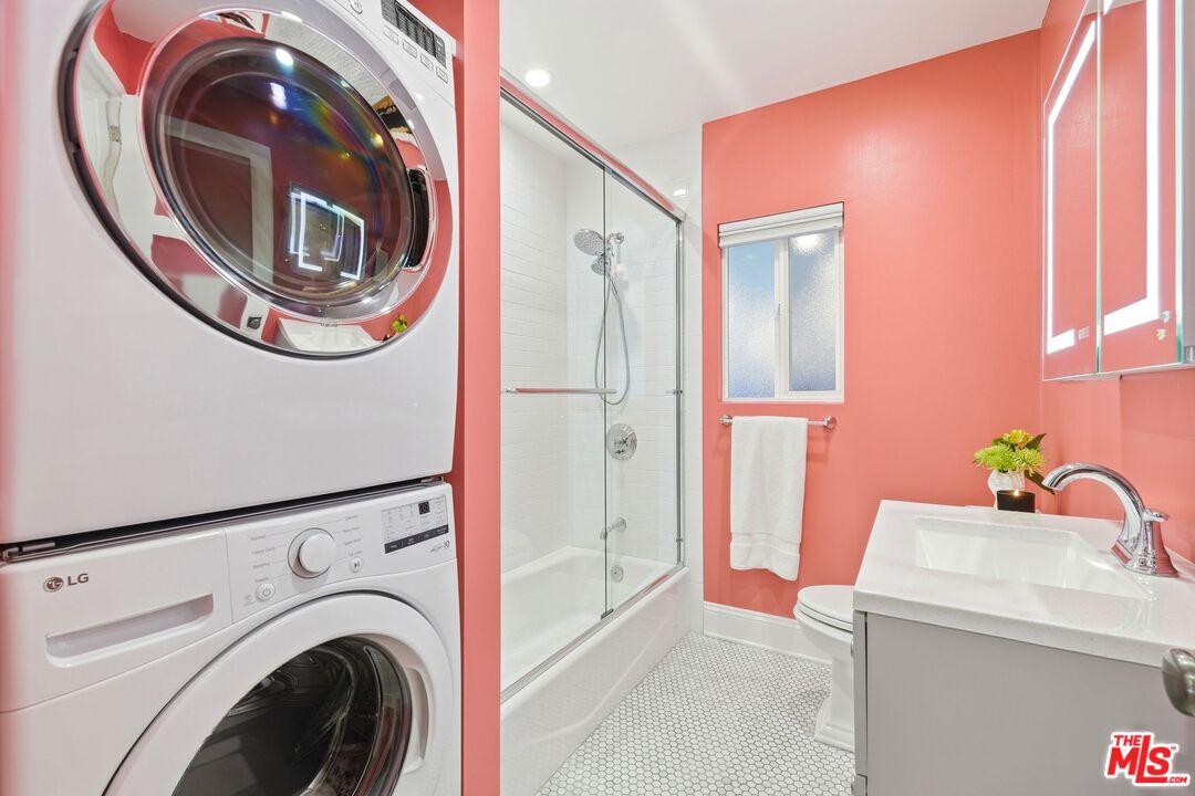 12420 Barbara Avenue Los Angeles, CA 90066 - Photo 20 of 40 a storage room with washer and dryer