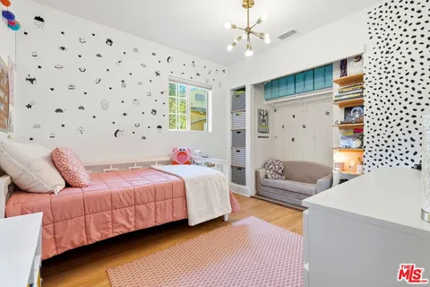 a view of an house with backyard and garden