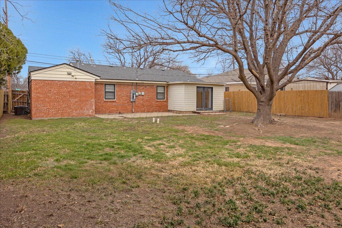 1415 Southwest 34th Avenue Amarillo, TX 79109 - Photo 19 of 22 a front view of house with yard and trees