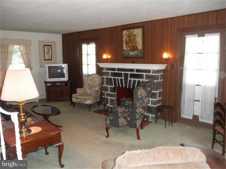 2428 Hollis Road Havertown, PA 19083 - Photo 4 of 20 Living Room