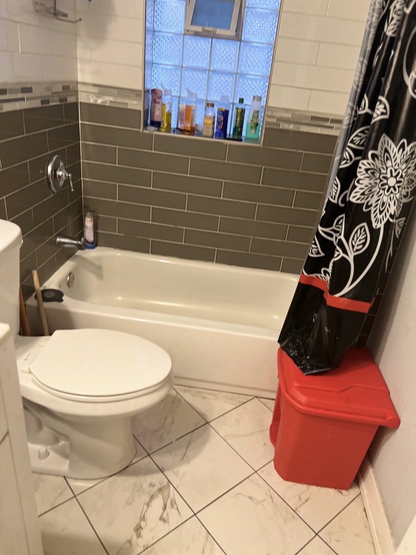 7826 South Morgan Street Chicago, IL 60620 - Photo 5 of 16 a bathroom with a toilet and a bathtub