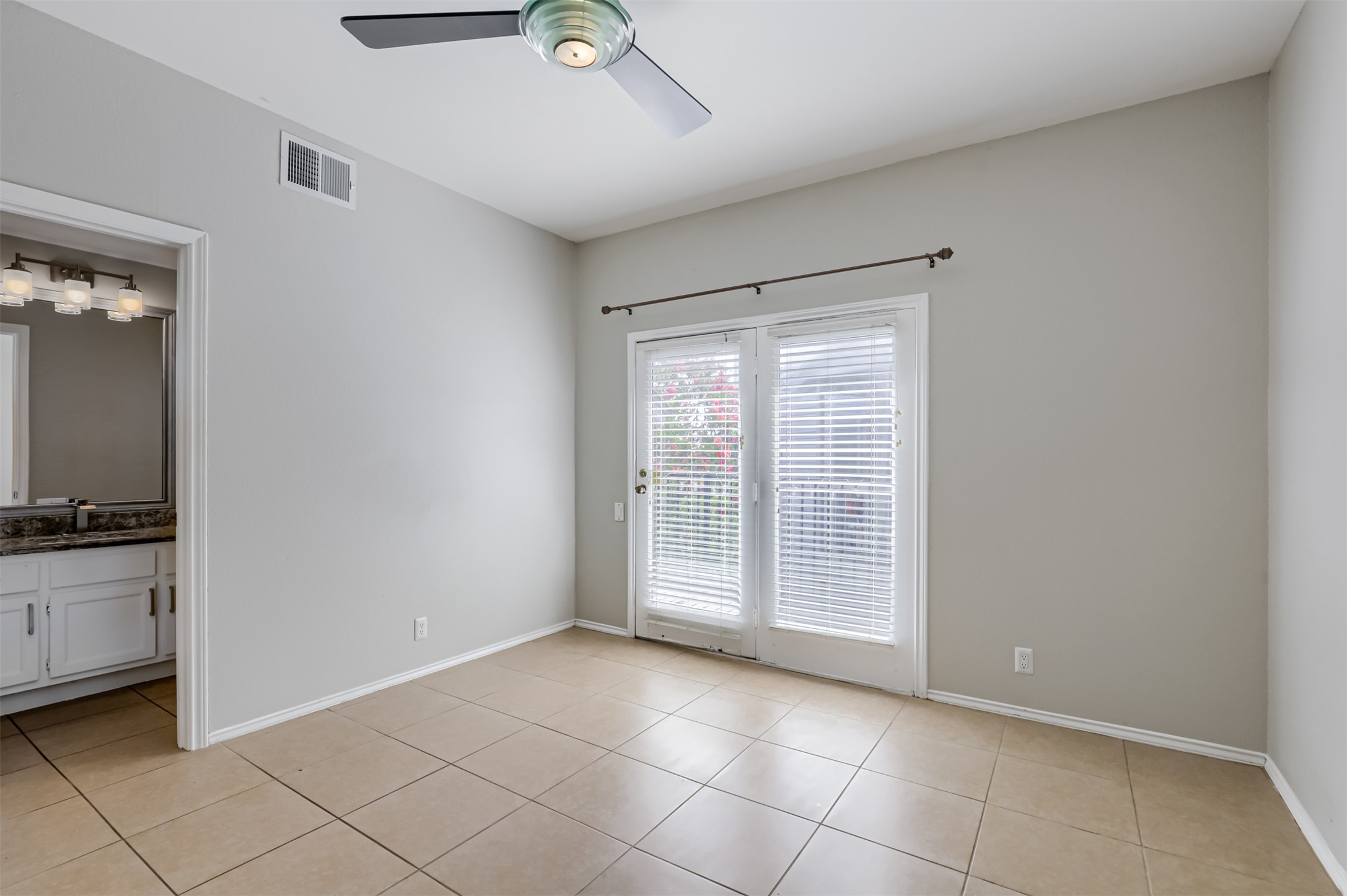 802 South 1st Street, Unit 206 Austin, TX 78704 - Photo 7 of 18 a view of an empty room with a window