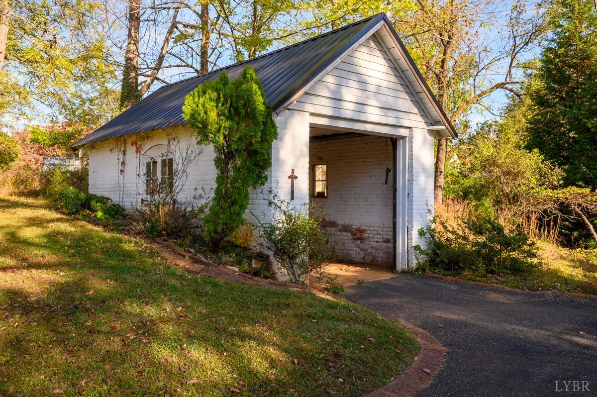 2812 Link Road Lynchburg, VA 24503 - Photo 51 of 65 a front view of a house with garden
