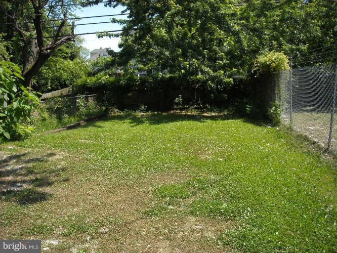 4821 Belair Road Baltimore, MD 21206 - Photo 4 of 6 Back yard