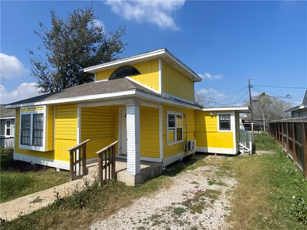 a view of a house with a backyard