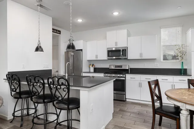 $433,000 | 712 North Bliss Lane, Clovis, CA 93611