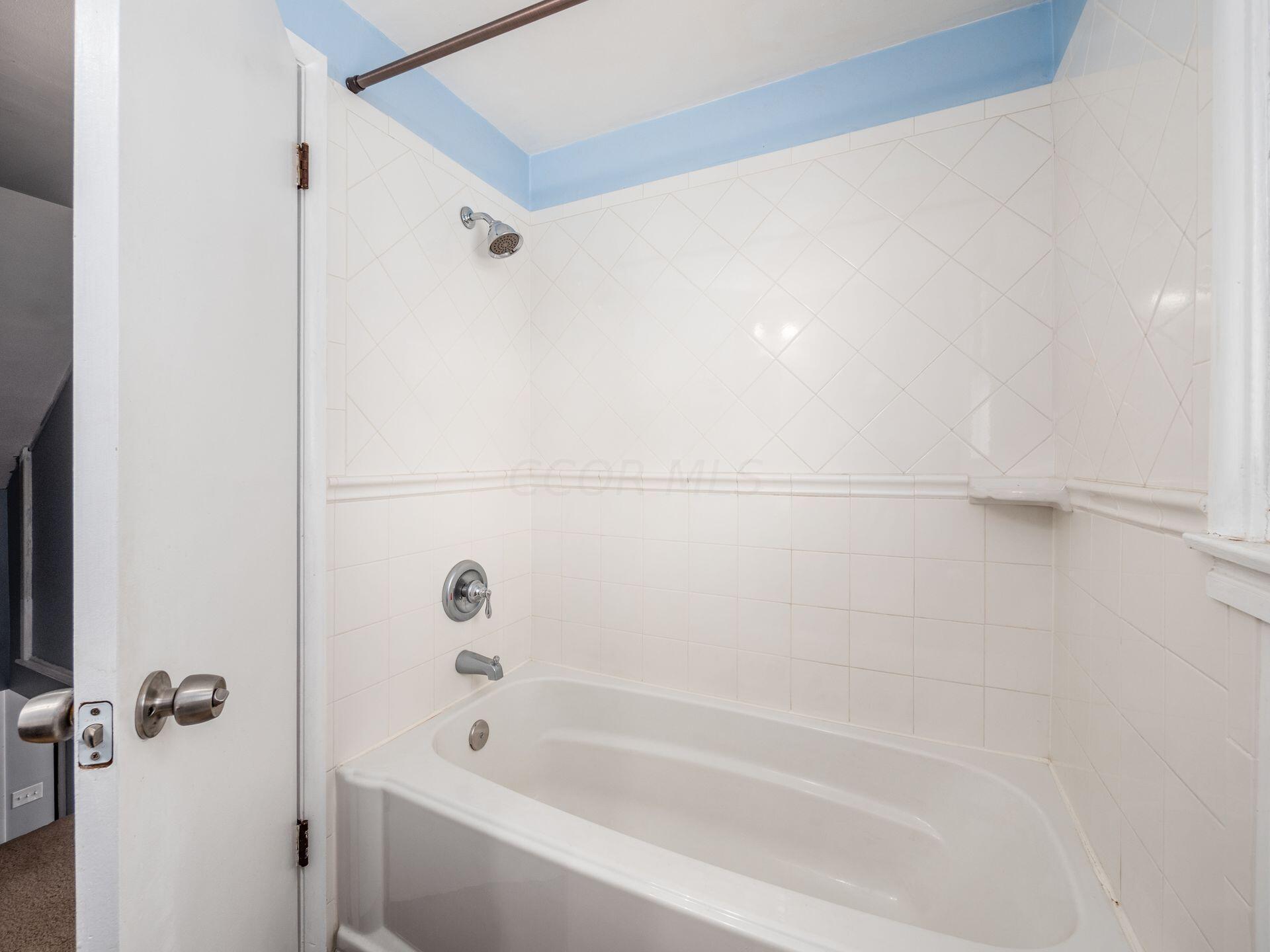 311 Topsfield Road Columbus, OH 43228 - Photo 33 of 48 Full Bathroom