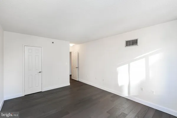 $2,100 | 4801 Fairmont Avenue, Unit 713, Bethesda, MD 20814