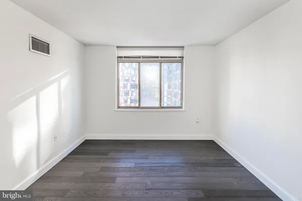 $2,100 | 4801 Fairmont Avenue, Unit 713, Bethesda, MD 20814