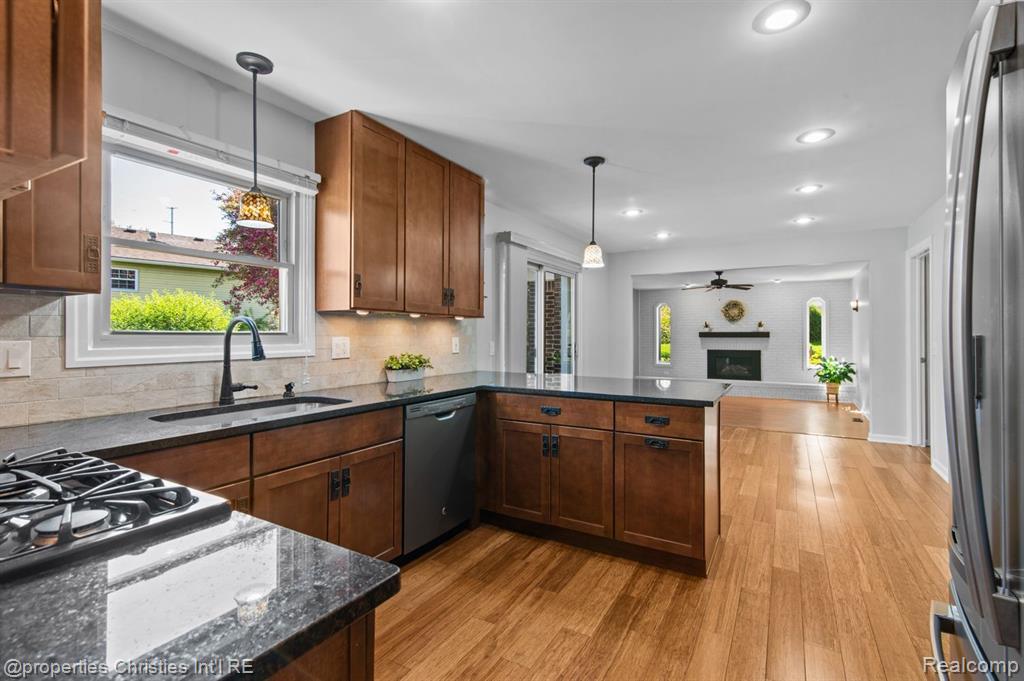 1501 Deerhurst Lane Rochester Hills, MI 48307 - Photo 4 of 38