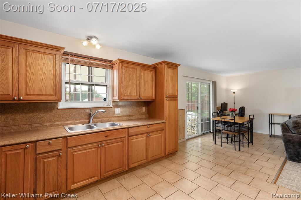 1046 Stonehenge Road Flint, MI 48532 - Photo 7 of 33