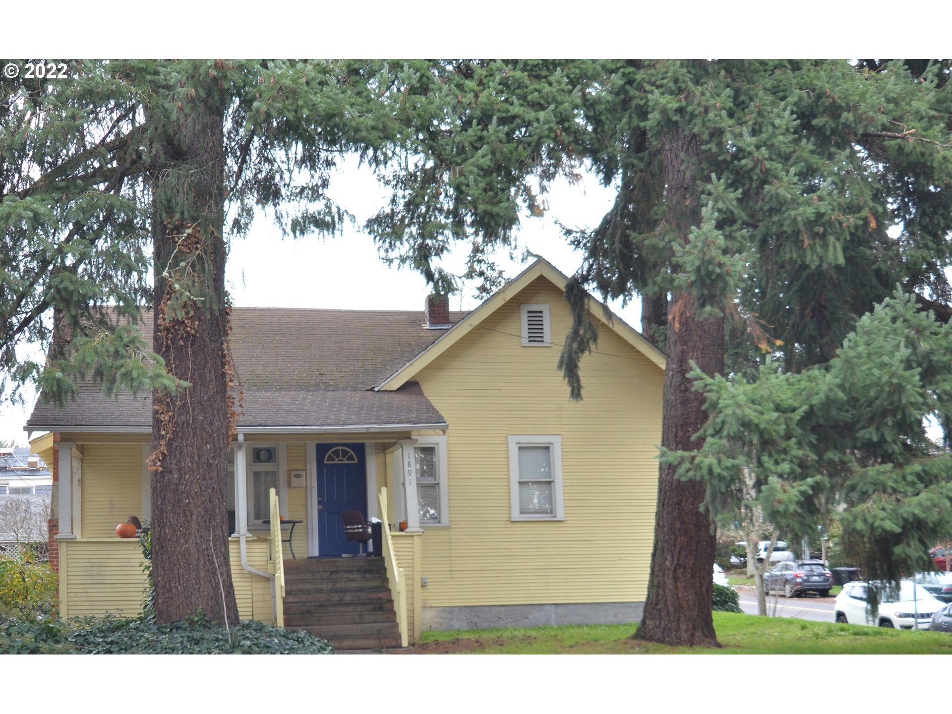 a view of a house with a yard