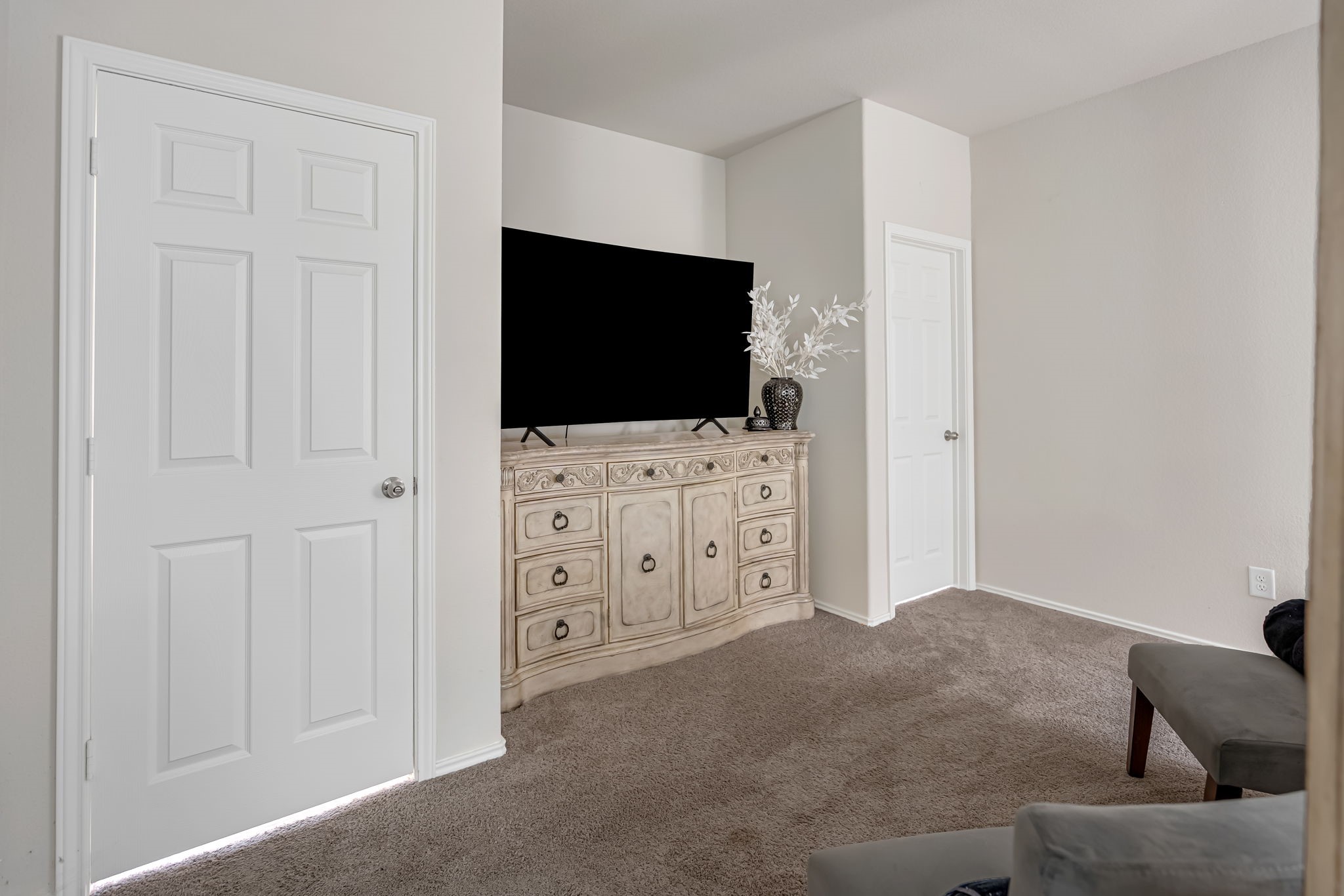 9921 Spring Creek Road Cleveland, TX 77327 - Photo 18 of 30 a living room with furniture and a flat screen tv