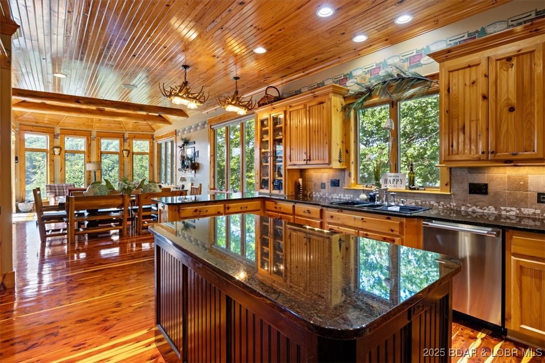 626 Grand Cove Road Sunrise Beach, MO 65079 - Photo 17 of 74 Large Kitchen Island