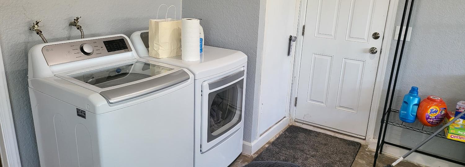 30530 George Smith Road Squaw Valley, CA 93675 - Photo 14 of 23 a utility room with dryer and washer
