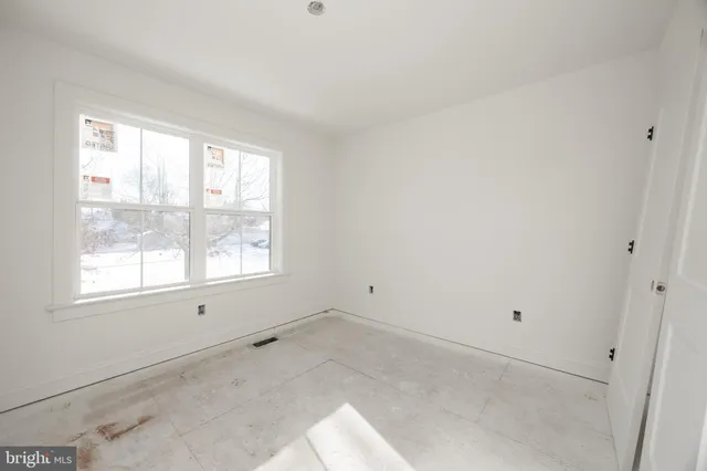 a view of empty room with window