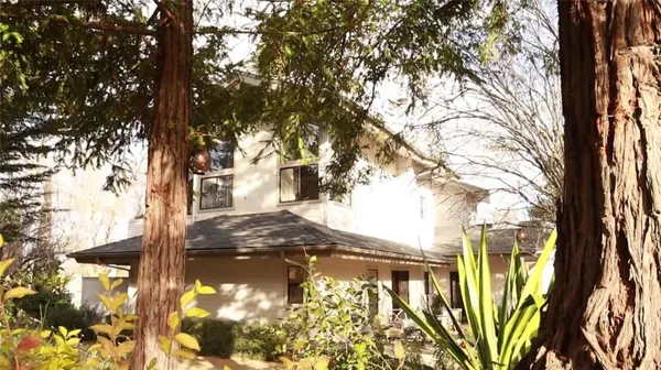 a view of a yard in front of the house