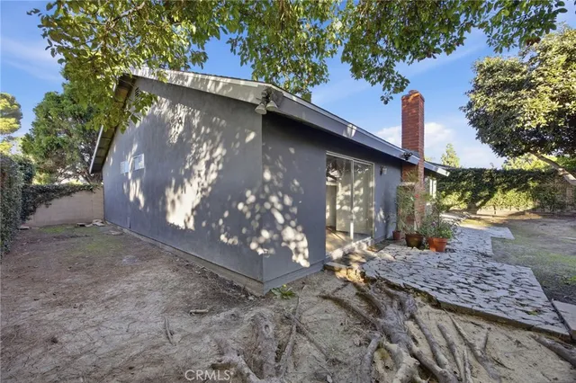 a view of a house with backyard