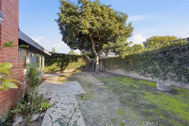 a view of a house with a backyard