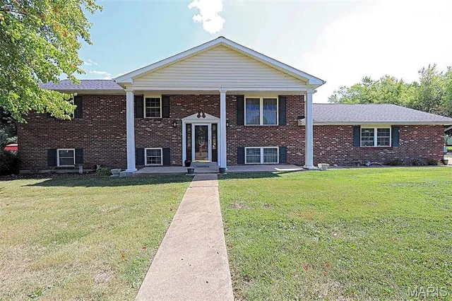 $364,900 | 200 Lisa Drive, Farmington, MO 63640