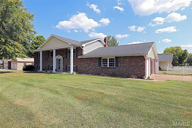 $364,900 | 200 Lisa Drive, Farmington, MO 63640