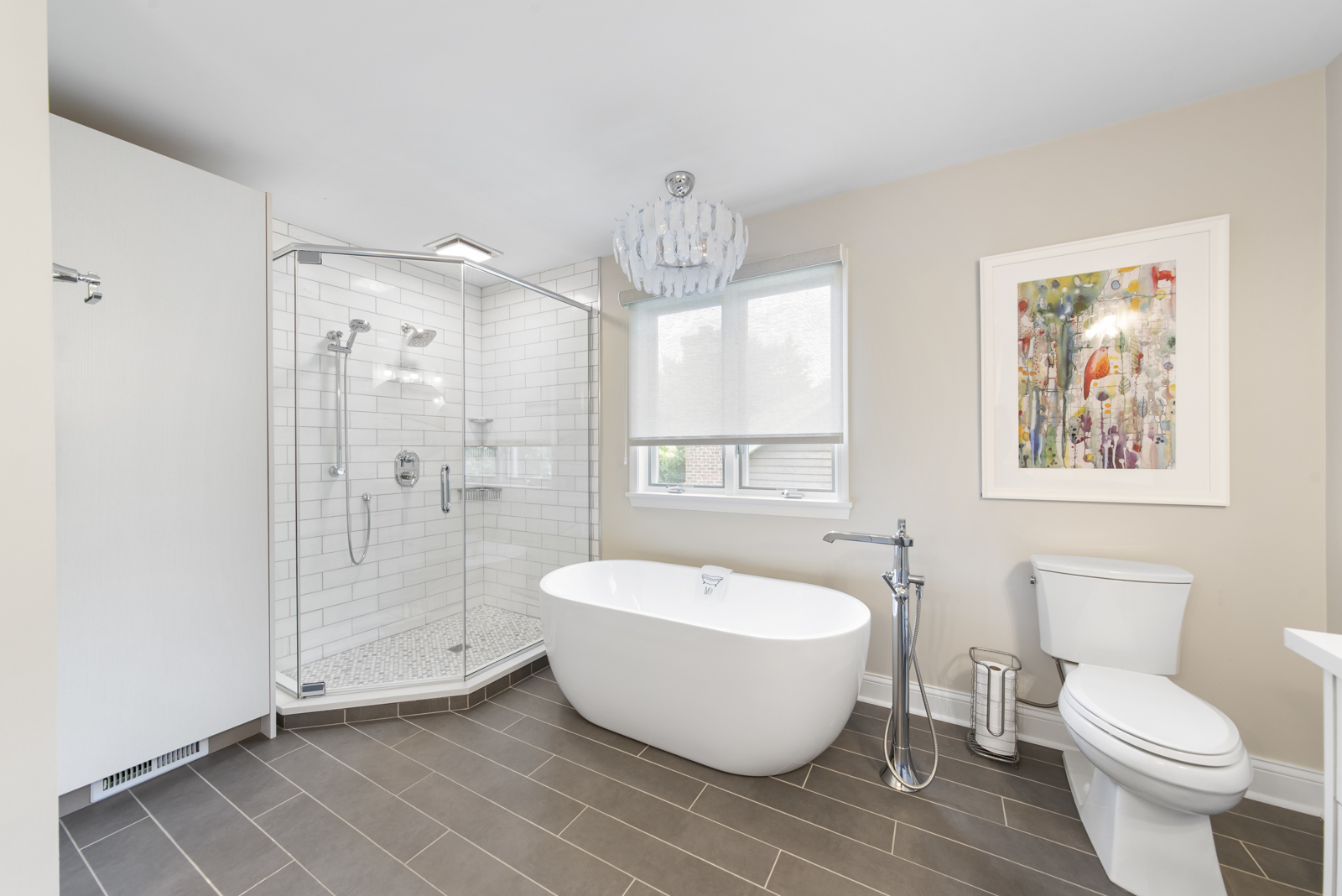 N440 Peter Road Winfield, IL 60190 - Photo 20 of 34 a spacious bathroom with a bathtub and toilet