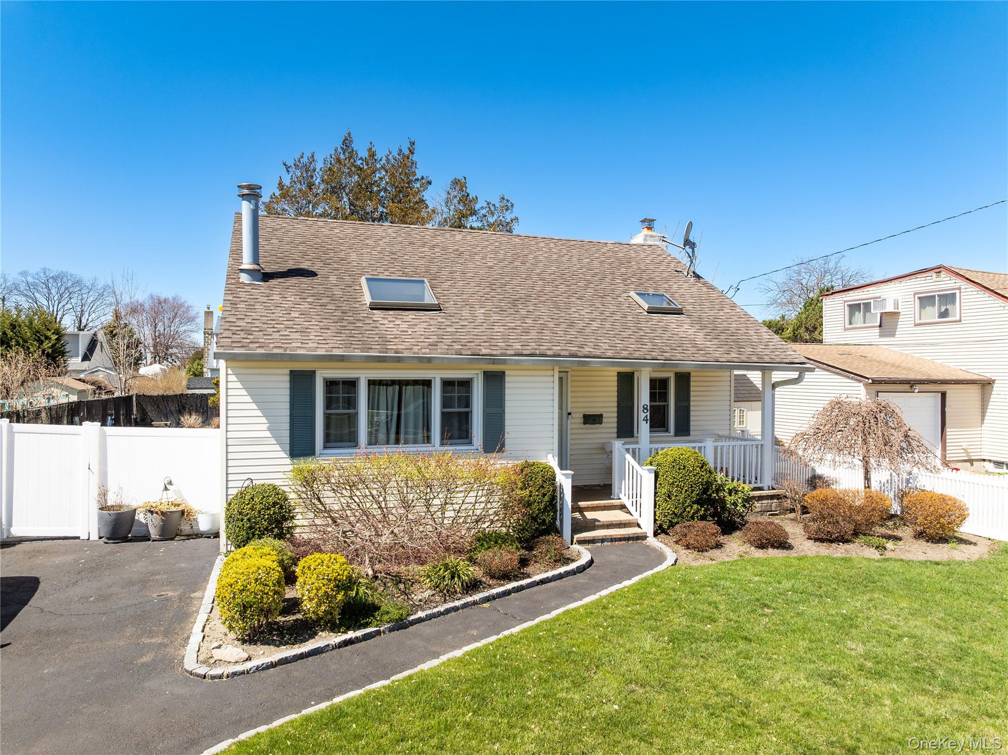 84 Rhoda Avenue North Babylon, NY 11703 - Photo 2 of 23